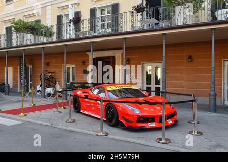 Ein prächtiger Ferrari-Rennwagen parkte vor dem Grand Hotel Alassio, einem 5-Sterne-Hotel an der Küste von Alassio, Savona, Ligurien Stockfoto