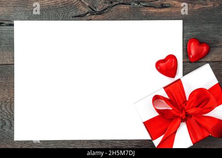 Papiermockup mit roten Herzen Dekoration. Valentinstag flach lag Hintergrund Stockfoto