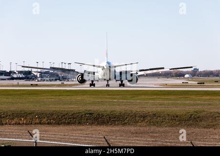 Air Canada weiße Boeing 777-333 im Flughafen Montreal, Pierre-Elliott Trudeau, Quebec, Kanada Stockfoto