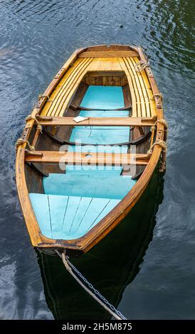 Smögen, Schweden - 9. Juni 2021: Ein altes Holzboot mit blauer Farbkombination, das in der Bucht auf der schwedischen Westküste festgemacht ist Stockfoto