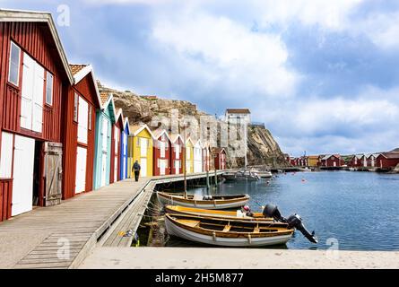 Smögen, Schweden - 9. Juni 2021: Eine Bucht mit bunten Fischerhütten auf der Insel Smogen an der schwedischen Westküste Stockfoto