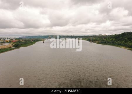 Luftaufnahmen. Blick auf den Fluss, das Flussufer. Nischni Nowgorod, Oka River. Hochwertige Fotos Stockfoto