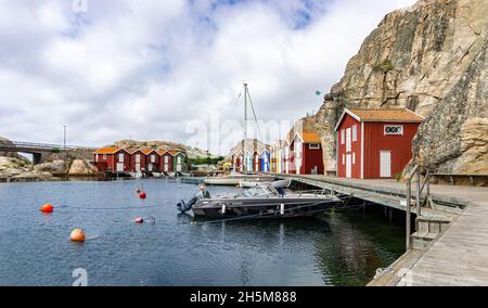 Smögen, Schweden - 9. Juni 2021: Blick auf die Half ob Bay mit typischen Fischerhütten auf der alten schwedischen Insel an der Westküste Stockfoto