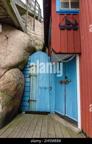 Smögen, Schweden - 9. Juni 2021: Detaillierte blaue Türen in typisch schwedischem Holzhaus auf der Insel Stockfoto