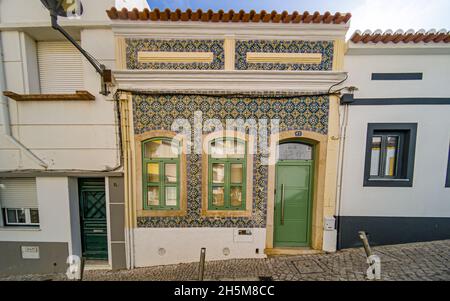 LAGOS, PORTUGAL - 23. Sep 2021: Ein traditionelles portugiesisches Ziegelhaus in Lagos, Portugal Stockfoto