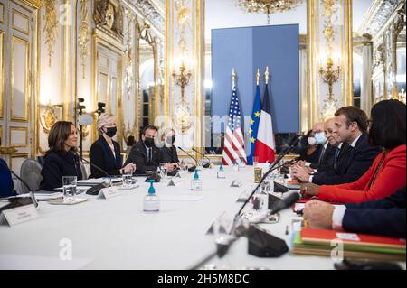 Paris, Frankreich. November 2021. Die US-Vizepräsidentin Kamala Harris trifft sich am Mittwoch, dem 10. November 2021, mit dem französischen Präsidenten Emmanuel Macron (R) im Elysée-Palast in Paris. Die beiden sollen Gespräche über den Klimawandel, die Wirtschaft, die globale Gesundheit und die Lieferkette führen. Foto von Eliot Blondt/UPI Kredit: UPI/Alamy Live News Stockfoto