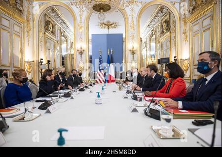 Paris, Frankreich. November 2021. Die US-Vizepräsidentin Kamala Harris trifft sich am Mittwoch, dem 10. November 2021, mit dem französischen Präsidenten Emmanuel Macron (R) im Elysée-Palast in Paris. Die beiden sollen Gespräche über den Klimawandel, die Wirtschaft, die globale Gesundheit und die Lieferkette führen. Foto von Eliot Blondt/UPI Kredit: UPI/Alamy Live News Stockfoto