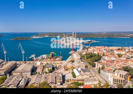 Luftaufnahme von Pula, im Vordergrund ehemalige Werft Uljanik, Pula, Istrien, Kroatien Stockfoto