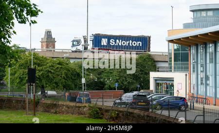 Der Queens Drive Flyover mit dem Old Walton Hospital Tower im Hintergrund und dem Alsop Lifestyle Center im Vordergrund. Aufgenommen Im September 2021. Stockfoto