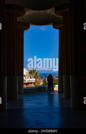 Sala de les Cent Columnes oder Sala Hipóstila - Parc Güell, Barcelona, Katalonien, Spanien. Ein öffentlicher Parkentwurf des berühmten katalanischen Architekten Antoni Gauim Stockfoto