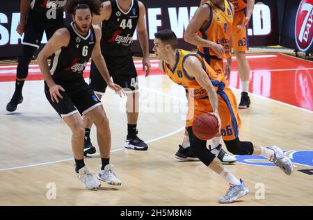 Bologna, Italien. November 2021. Xabi Lopez-Arostegui (Valencia Basket Club) beim Eurocup-Turnierspiel Segafredo Virtus Bologna gegen Valencia Basket Club im Paladozza Sportpalast - Bologna, Nobember 10, 2021 Credit: Independent Photo Agency/Alamy Live News Stockfoto