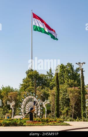 Duschanbe, Tadschikistan. 11. August 2021. Tadschikische Flagge im Rudaki Park. Stockfoto
