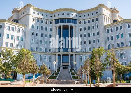 Duschanbe, Tadschikistan. 11. August 2021. Die National Libray in Duschanbe. Worte über dem Eingang sagen „Nationalbibliothek“. Stockfoto