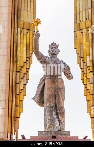 Duschanbe, Tadschikistan. 11. August 2021. Statue von Ismoili Somoni auf dem Douti-Platz. Stockfoto