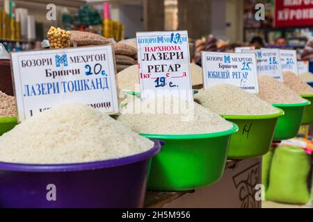 Duschanbe, Tadschikistan. 11. August 2021. Reis zum Verkauf auf dem Mehrgon-Markt in Duschanbe. Stockfoto