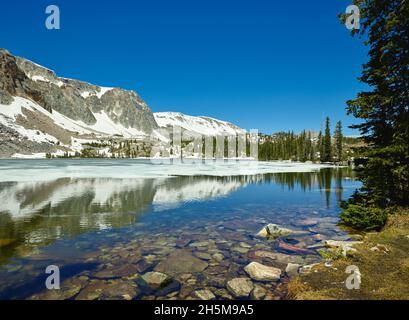 Blick auf den Lake Marie in Wyoming &#39;s Snowy Range, zwischen Saratoga und Laramie. Originalbild aus Carol M. Highsmith’s America, Library of Congress c Stockfoto