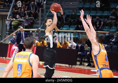 Bologna, Italien. November 2021. Kyle Weems (Segafredo Virtus Bologna) während des Eurocup-Turniers Segafredo Virtus Bologna vs. Valencia Basket Club im Paladozza Sportpalast - Bologna, Nobember 10, 2021 Credit: Independent Photo Agency/Alamy Live News Stockfoto