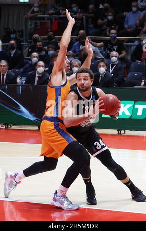 Bologna, Italien. November 2021. Kyle Weems (Segafredo Virtus Bologna) während des Eurocup-Turniers Segafredo Virtus Bologna vs. Valencia Basket Club im Paladozza Sportpalast - Bologna, Nobember 10, 2021 Credit: Independent Photo Agency/Alamy Live News Stockfoto