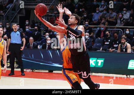 Bologna, Italien. November 2021. Kyle Weems (Segafredo Virtus Bologna) während des Eurocup-Turniers Segafredo Virtus Bologna vs. Valencia Basket Club im Paladozza Sportpalast - Bologna, Nobember 10, 2021 Credit: Independent Photo Agency/Alamy Live News Stockfoto