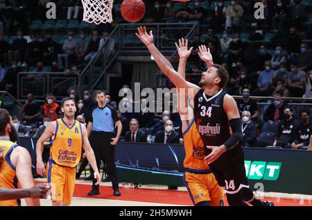 Bologna, Italien. November 2021. Kyle Weems (Segafredo Virtus Bologna) während des Eurocup-Turniers Segafredo Virtus Bologna vs. Valencia Basket Club im Paladozza Sportpalast - Bologna, Nobember 10, 2021 Credit: Independent Photo Agency/Alamy Live News Stockfoto