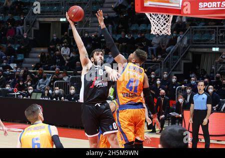 Bologna, Italien. November 2021. Amedeo Tessitori (Segafredo Virtus Bologna) (L) wurde von Jasiel Rivero (Valencia Basket Club) während des Eurocup-Turniermatches Segafredo Virtus Bologna gegen den FC Bologna vereitelt. Valencia Basket Club im Paladozza Sportpalast - Bologna, Nobember 10, 2021 Credit: Independent Photo Agency/Alamy Live News Stockfoto