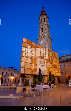 Der Platz El Pilar mit dem Turm im Mudejar-Stil (La Seo, Zaragoza) Stockfoto