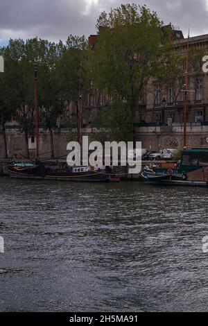 Boote, die in der seine - Cité, Paris, Frankreich festgemacht sind Stockfoto