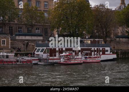 Boote, die in der seine - Cité, Paris, Frankreich festgemacht sind Stockfoto