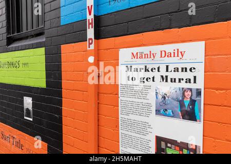 Market Lane im Vorort Manly Beach zeigt Wandgemälde mit Zeitungsschlagzeilen der lokalen Zeitung Manly Daily, Sydney, Australien Stockfoto