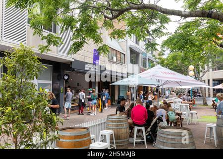 Die Leute genießen es, in Manly Beach zu Mittag zu essen, nachdem sie in Sydney, NSW, Australien, die Geschäfte wieder für diejenigen öffnen, die doppelt gewachst sind Stockfoto