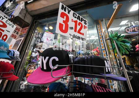 Mützen und Souvenirs zum Verkauf in der Nähe des Times Square in Midtown Manhattan, New York, NY am 10. November 2021. Anfang dieser Woche hoben die Vereinigten Staaten Reisebeschränkungen auf, die vor mehr als 20 Monaten eingeführt wurden, um die Ausbreitung des Covid-19-Coronavirus zu stoppen. Internationale Besucher müssen vollständig geimpft sein, um in die USA reisen zu können. (Foto von Anthony Behar/Sipa USA) Quelle: SIPA USA/Alamy Live News Stockfoto