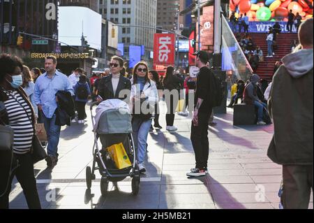 Am 10. November 2021 werden Menschenmassen in der Nähe des Times Square in Midtown Manhattan, New York, NY, gesehen. Anfang dieser Woche hoben die Vereinigten Staaten Reisebeschränkungen auf, die vor mehr als 20 Monaten eingeführt wurden, um die Ausbreitung des Covid-19-Coronavirus zu stoppen. Internationale Besucher müssen vollständig geimpft sein, um in die USA reisen zu können. (Foto von Anthony Behar/Sipa USA) Quelle: SIPA USA/Alamy Live News Stockfoto