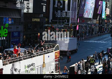 Am 10. November 2021 werden Menschenmassen in der Nähe des Times Square in Midtown Manhattan, New York, NY, gesehen. Anfang dieser Woche hoben die Vereinigten Staaten Reisebeschränkungen auf, die vor mehr als 20 Monaten eingeführt wurden, um die Ausbreitung des Covid-19-Coronavirus zu stoppen. Internationale Besucher müssen vollständig geimpft sein, um in die USA reisen zu können. (Foto von Anthony Behar/Sipa USA) Quelle: SIPA USA/Alamy Live News Stockfoto