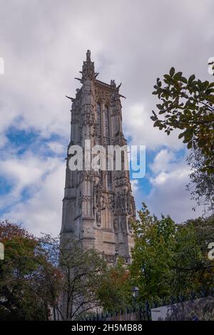 Saint-Jacques Tower (Tour Saint-Jacques) befindet sich in der Rivoli Straße in Paris, Frankreich. Dieser 52 m hohe, extravagante gotische Turm ist alles, was von der ehemaligen XV übrig geblieben ist Stockfoto