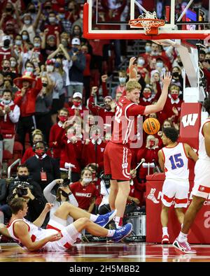 09. November 2021: Wisconsin Dachs-Stürmer Steven Crowl (22) schaut während des NCAA-Basketballspiels zwischen den St. Francis Terrier und den Wisconsin Dachsen im Kohl Center in Madison, WI, nach dem Dunk. Darren Lee/CSM Stockfoto