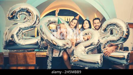 Party People Frauen und Männer feiern Silvester 2022 Stockfoto