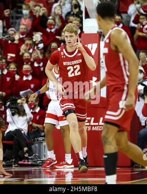 09. November 2021: Wisconsin Dachs vorwärts Steven Crowl (22) Punkte Danke für die Unterstützung während des NCAA Basketballspiels zwischen den St. Francis Terrier und den Wisconsin Dachsen im Kohl Center in Madison, WI. Darren Lee/CSM Stockfoto