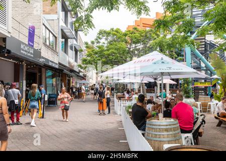 Die Leute genießen es, in Manly Beach zu Mittag zu essen, nachdem sie in Sydney, NSW, Australien, die Geschäfte wieder für diejenigen öffnen, die doppelt gewachst sind Stockfoto