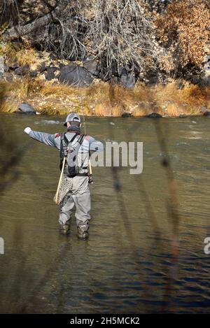 Ein Fliegenfischer bereitet sich darauf vor, seine Linie im Rio Grande in der Nähe von Taos, New Mexico, zu werfen. Stockfoto