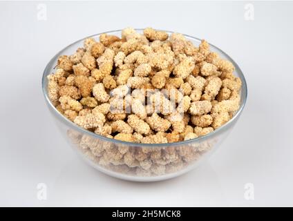 Getrocknete Maulbeere in Glasschale auf weißem Hintergrund Stockfoto