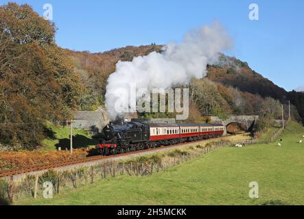 42073 fährt vom Bahnhof Newby Bridge ab. Stockfoto