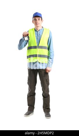 Junger männlicher Arbeiter mit Taschenlampe auf weißem Hintergrund Stockfoto