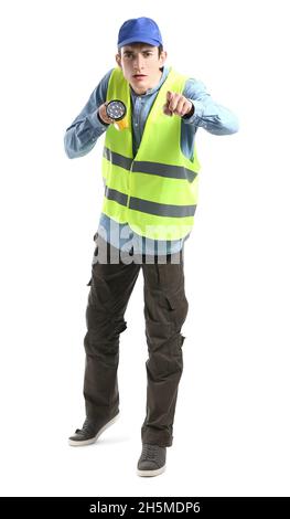 Junger männlicher Arbeiter mit LED-Taschenlampe, die auf den Betrachter auf weißem Hintergrund zeigt Stockfoto