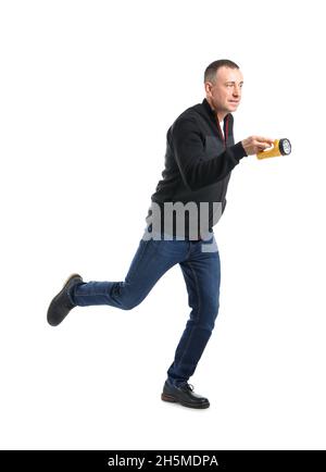 Reifer Mann mit LED-Taschenlampe auf weißem Hintergrund Stockfoto