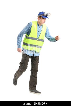 Junger männlicher Arbeiter mit Stirnlampe Taschenlampe auf weißem Hintergrund Stockfoto