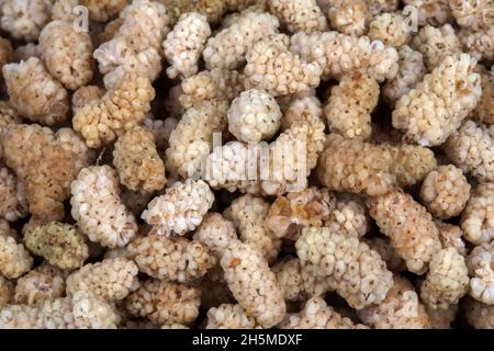 Getrocknete Maulbeerfrüchte Hintergrund und Textur, Topshot Stockfoto