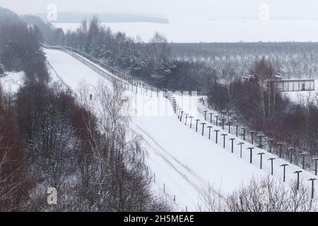 Winteransicht des Abschnitts der Staatsgrenze zwischen den ehemaligen Mitgliedern des sozialistischen Lagers und den ehemaligen Republiken der UdSSR Stockfoto