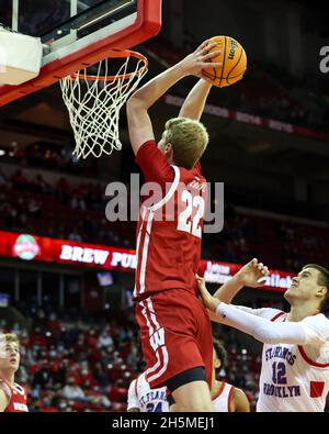 09. November 2021: Wisconsin Dachs-Stürmer Steven Crowl (22) setzt sich während des NCAA-Basketballspiels zwischen den St. Francis Terrier und den Wisconsin Dachsen im Kohl Center in Madison, WI, für einen Dunk ein. Darren Lee/CSM Stockfoto