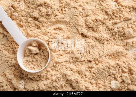 Messlöffel aus Kunststoff in Proteinpulver Stockfoto