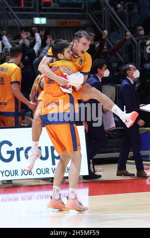 Bologna, Italien. November 2021. Die Spieler von Valencia feiern den Sieg am Ende des Eurocup-Turniermatches Segafredo Virtus Bologna gegen. Valencia Basket Club im Sportpalast Paladozza - Bologna, 10. November 2021 Quelle: Independent Photo Agency/Alamy Live News Stockfoto